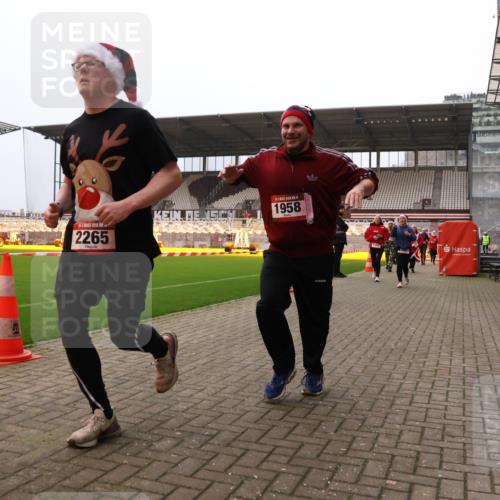 08.12.2024 - St. Pauli X-Mass-Run No. 14 Yannick Fuchs http://msf.ph/oto/7480252 08.12.2024 10:03:12 Ziel 253, 406, 613, 630, 809, 1219, 1385, 1958, 2213, 2265, 3039 meine-sportfotos.de