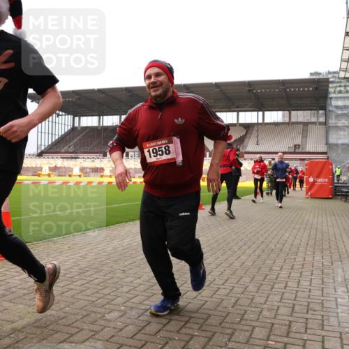 08.12.2024 - St. Pauli X-Mass-Run No. 14 Yannick Fuchs http://msf.ph/oto/7480255 08.12.2024 10:03:12 Ziel 253, 406, 613, 630, 809, 1219, 1385, 1958, 2213, 2265, 3039 meine-sportfotos.de