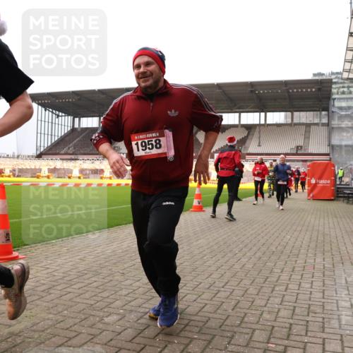 08.12.2024 - St. Pauli X-Mass-Run No. 14 Yannick Fuchs http://msf.ph/oto/7480259 08.12.2024 10:03:12 Ziel 253, 406, 613, 630, 809, 1219, 1385, 1958, 2213, 2265, 3039 meine-sportfotos.de