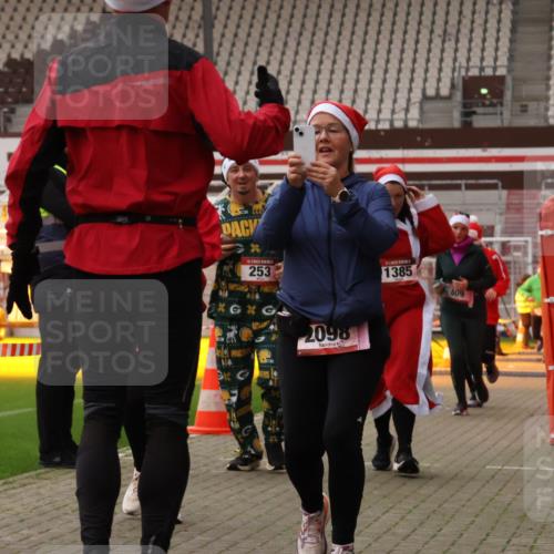 08.12.2024 - St. Pauli X-Mass-Run No. 14 Yannick Fuchs http://msf.ph/oto/7480271 08.12.2024 10:03:14 Ziel 253, 406, 613, 630, 809, 1219, 1385, 1958, 2213, 2265, 2822, 3039 meine-sportfotos.de