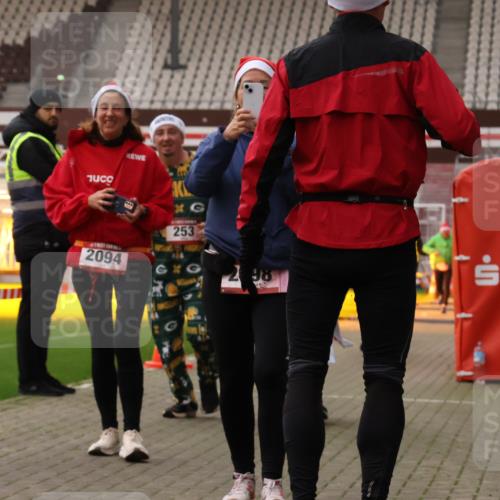 08.12.2024 - St. Pauli X-Mass-Run No. 14 Yannick Fuchs http://msf.ph/oto/7480281 08.12.2024 10:03:14 Ziel 253, 406, 613, 630, 809, 1219, 1385, 1958, 2213, 2265, 2822, 3039 meine-sportfotos.de