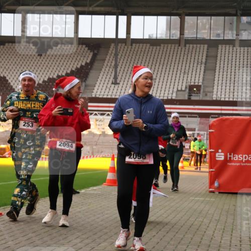 08.12.2024 - St. Pauli X-Mass-Run No. 14 Yannick Fuchs http://msf.ph/oto/7480291 08.12.2024 10:03:16 Ziel 253, 406, 809, 1219, 1385, 1958, 2213, 2265, 2822, 3039 meine-sportfotos.de