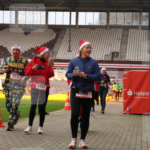08.12.2024 - St. Pauli X-Mass-Run No. 14 Yannick Fuchs http://msf.ph/oto/7480295 08.12.2024 10:03:16 Ziel 253, 406, 809, 1219, 1385, 1958, 2213, 2265, 2822, 3039 meine-sportfotos.de