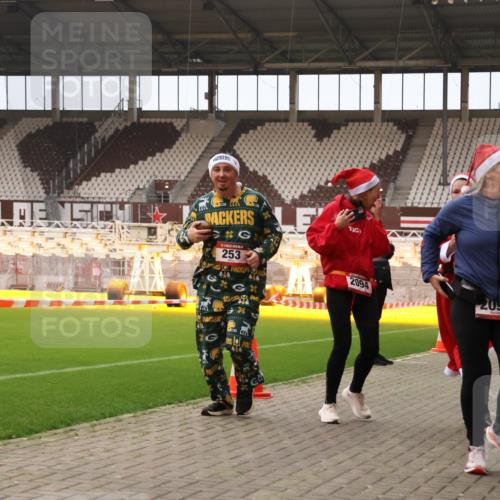 08.12.2024 - St. Pauli X-Mass-Run No. 14 Yannick Fuchs http://msf.ph/oto/7480303 08.12.2024 10:03:16 Ziel 253, 406, 809, 1219, 1385, 1958, 2213, 2265, 2822, 3039 meine-sportfotos.de