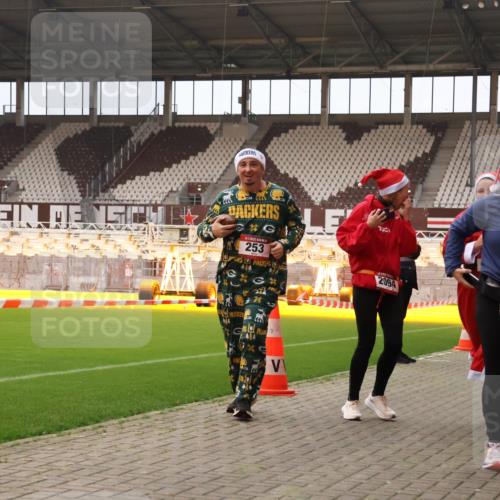 08.12.2024 - St. Pauli X-Mass-Run No. 14 Yannick Fuchs http://msf.ph/oto/7480306 08.12.2024 10:03:16 Ziel 253, 406, 809, 1219, 1385, 1958, 2213, 2265, 2822, 3039 meine-sportfotos.de