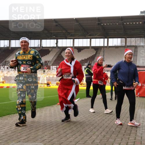08.12.2024 - St. Pauli X-Mass-Run No. 14 Yannick Fuchs http://msf.ph/oto/7480332 08.12.2024 10:03:17 Ziel 253, 406, 809, 1219, 1385, 1958, 2213, 2265, 2822, 3039 meine-sportfotos.de