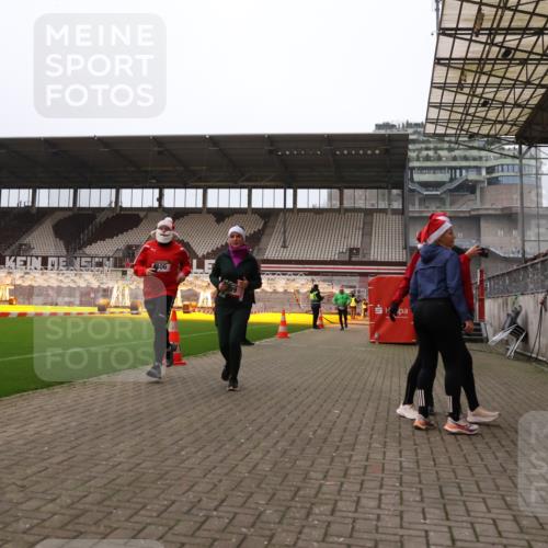08.12.2024 - St. Pauli X-Mass-Run No. 14 Yannick Fuchs http://msf.ph/oto/7480368 08.12.2024 10:03:20 Ziel 253, 406, 809, 1385, 2265, 2822, 3260 meine-sportfotos.de