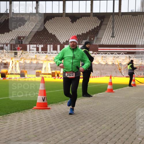 08.12.2024 - St. Pauli X-Mass-Run No. 14 Yannick Fuchs http://msf.ph/oto/7480421 08.12.2024 10:03:26 Ziel 253, 406, 809, 1385, 2822, 3260 meine-sportfotos.de