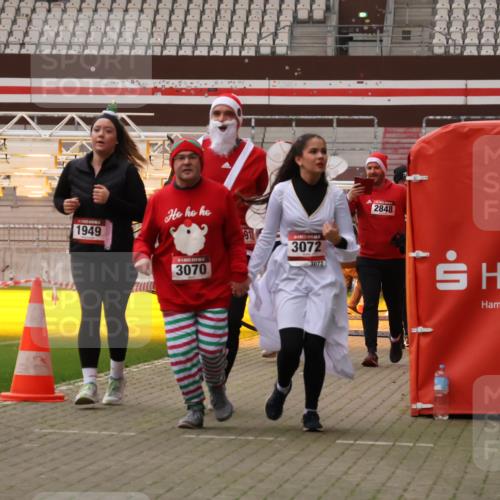 08.12.2024 - St. Pauli X-Mass-Run No. 14 Yannick Fuchs http://msf.ph/oto/7480505 08.12.2024 10:03:38 Ziel 330, 624, 1912, 1949, 2093, 2094, 2098, 2663, 2759, 2822, 2848, 3062, 3063, 3070, 3072, 3260 meine-sportfotos.de
