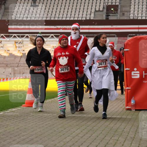 08.12.2024 - St. Pauli X-Mass-Run No. 14 Yannick Fuchs http://msf.ph/oto/7480514 08.12.2024 10:03:38 Ziel 330, 624, 1912, 1949, 2093, 2094, 2098, 2663, 2759, 2822, 2848, 3062, 3063, 3070, 3072, 3260 meine-sportfotos.de
