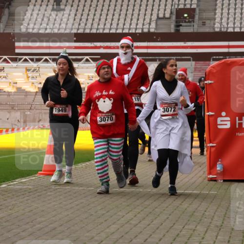 08.12.2024 - St. Pauli X-Mass-Run No. 14 Yannick Fuchs http://msf.ph/oto/7480518 08.12.2024 10:03:38 Ziel 330, 624, 1912, 1949, 2093, 2094, 2098, 2663, 2759, 2822, 2848, 3062, 3063, 3070, 3072, 3260 meine-sportfotos.de