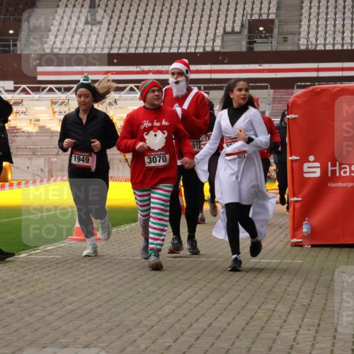 08.12.2024 - St. Pauli X-Mass-Run No. 14 Yannick Fuchs http://msf.ph/oto/7480528 08.12.2024 10:03:39 Ziel 330, 624, 1678, 1912, 1949, 2093, 2094, 2098, 2663, 2759, 2822, 2848, 3062, 3063, 3070, 3072, 3260 meine-sportfotos.de