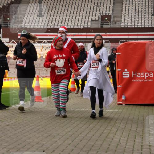 08.12.2024 - St. Pauli X-Mass-Run No. 14 Yannick Fuchs http://msf.ph/oto/7480535 08.12.2024 10:03:39 Ziel 330, 624, 1678, 1912, 1949, 2093, 2094, 2098, 2663, 2759, 2822, 2848, 3062, 3063, 3070, 3072, 3260 meine-sportfotos.de
