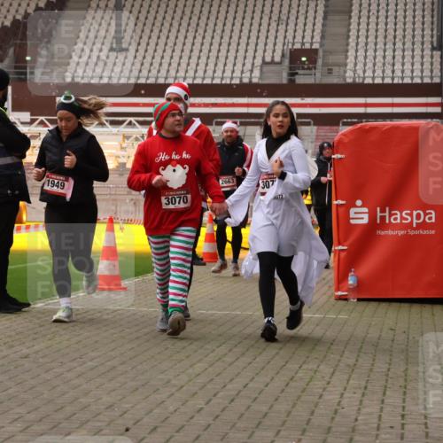08.12.2024 - St. Pauli X-Mass-Run No. 14 Yannick Fuchs http://msf.ph/oto/7480539 08.12.2024 10:03:39 Ziel 330, 624, 1678, 1912, 1949, 2093, 2094, 2098, 2663, 2759, 2822, 2848, 3062, 3063, 3070, 3072, 3260 meine-sportfotos.de