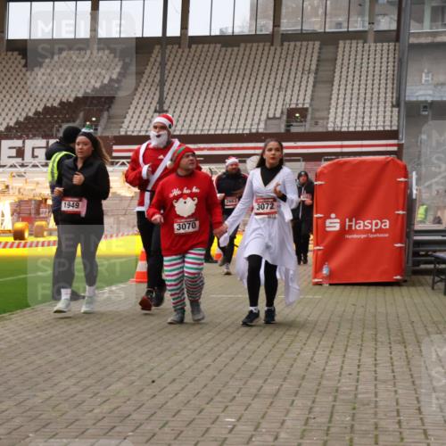 08.12.2024 - St. Pauli X-Mass-Run No. 14 Yannick Fuchs http://msf.ph/oto/7480546 08.12.2024 10:03:40 Ziel 330, 624, 1678, 1912, 1949, 2093, 2094, 2098, 2663, 2759, 2848, 2955, 3062, 3063, 3070, 3072, 3260 meine-sportfotos.de