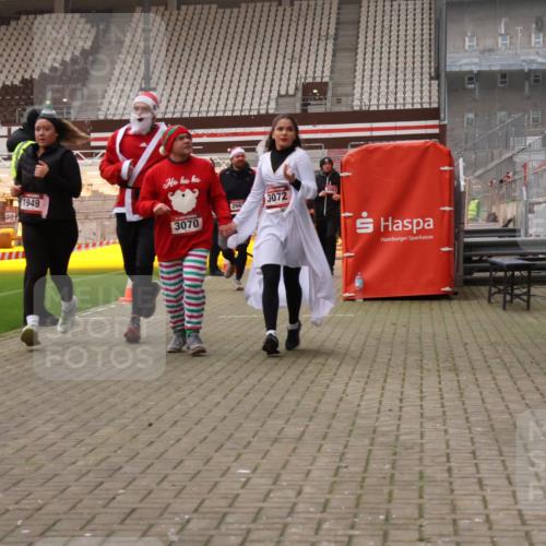 08.12.2024 - St. Pauli X-Mass-Run No. 14 Yannick Fuchs http://msf.ph/oto/7480549 08.12.2024 10:03:40 Ziel 330, 624, 1678, 1912, 1949, 2093, 2094, 2098, 2663, 2759, 2848, 2955, 3062, 3063, 3070, 3072, 3260 meine-sportfotos.de