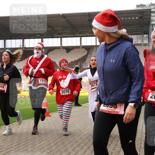 08.12.2024 - St. Pauli X-Mass-Run No. 14 Yannick Fuchs http://msf.ph/oto/7480561 08.12.2024 10:03:42 Ziel 330, 624, 1678, 1912, 1949, 2093, 2094, 2098, 2663, 2759, 2848, 2955, 3062, 3063, 3070, 3072, 3260 meine-sportfotos.de