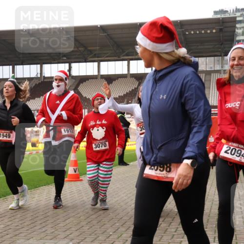 08.12.2024 - St. Pauli X-Mass-Run No. 14 Yannick Fuchs http://msf.ph/oto/7480564 08.12.2024 10:03:42 Ziel 330, 624, 1678, 1912, 1949, 2093, 2094, 2098, 2663, 2759, 2848, 2955, 3062, 3063, 3070, 3072, 3260 meine-sportfotos.de