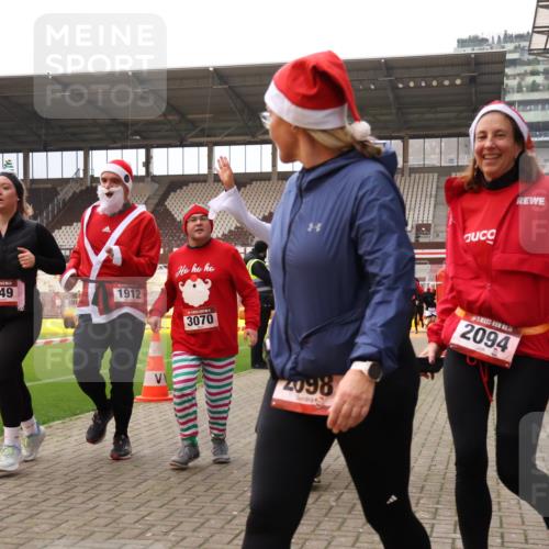 08.12.2024 - St. Pauli X-Mass-Run No. 14 Yannick Fuchs http://msf.ph/oto/7480569 08.12.2024 10:03:42 Ziel 330, 624, 1678, 1912, 1949, 2093, 2094, 2098, 2663, 2759, 2848, 2955, 3062, 3063, 3070, 3072, 3260 meine-sportfotos.de