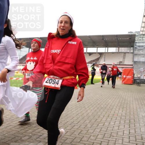 08.12.2024 - St. Pauli X-Mass-Run No. 14 Yannick Fuchs http://msf.ph/oto/7480575 08.12.2024 10:03:44 Ziel 330, 624, 1678, 1912, 1949, 2093, 2094, 2098, 2663, 2759, 2848, 2955, 3062, 3063, 3070, 3072, 3082, 3169, 3179, 3180, 3260 meine-sportfotos.de