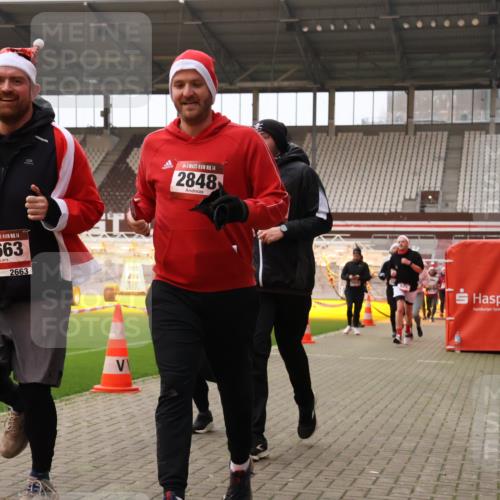 08.12.2024 - St. Pauli X-Mass-Run No. 14 Yannick Fuchs http://msf.ph/oto/7480598 08.12.2024 10:03:47 Ziel 330, 624, 1678, 1912, 1949, 2093, 2094, 2098, 2663, 2759, 2848, 2948, 2955, 3062, 3063, 3070, 3072, 3082, 3169, 3179, 3180 meine-sportfotos.de