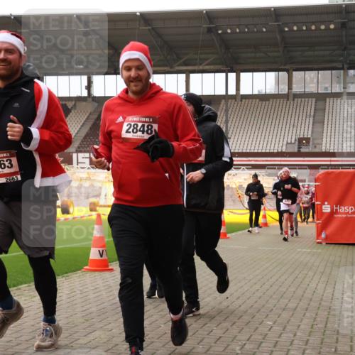 08.12.2024 - St. Pauli X-Mass-Run No. 14 Yannick Fuchs http://msf.ph/oto/7480601 08.12.2024 10:03:47 Ziel 330, 624, 1678, 1912, 1949, 2093, 2094, 2098, 2663, 2759, 2848, 2948, 2955, 3062, 3063, 3070, 3072, 3082, 3169, 3179, 3180 meine-sportfotos.de