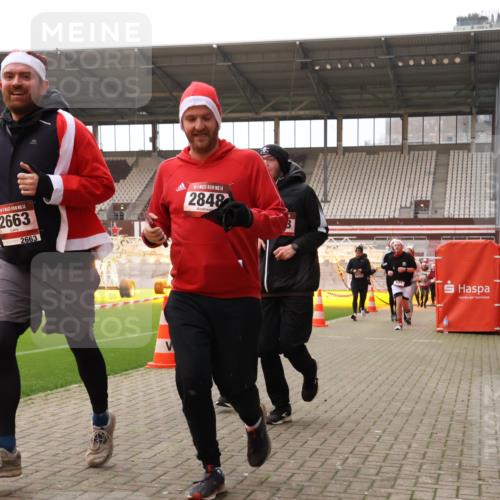 08.12.2024 - St. Pauli X-Mass-Run No. 14 Yannick Fuchs http://msf.ph/oto/7480604 08.12.2024 10:03:47 Ziel 330, 624, 1678, 1912, 1949, 2093, 2094, 2098, 2663, 2759, 2848, 2948, 2955, 3062, 3063, 3070, 3072, 3082, 3169, 3179, 3180 meine-sportfotos.de
