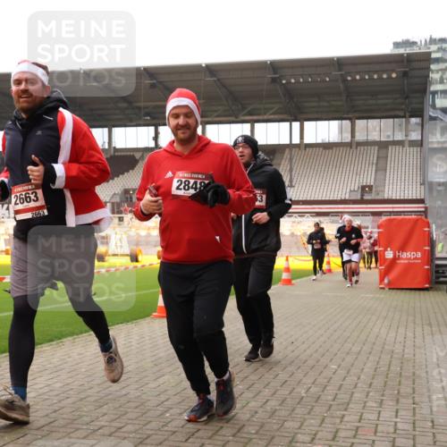 08.12.2024 - St. Pauli X-Mass-Run No. 14 Yannick Fuchs http://msf.ph/oto/7480608 08.12.2024 10:03:47 Ziel 330, 624, 1678, 1912, 1949, 2093, 2094, 2098, 2663, 2759, 2848, 2948, 2955, 3062, 3063, 3070, 3072, 3082, 3169, 3179, 3180 meine-sportfotos.de