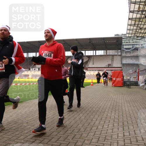 08.12.2024 - St. Pauli X-Mass-Run No. 14 Yannick Fuchs http://msf.ph/oto/7480621 08.12.2024 10:03:48 Ziel 330, 624, 1678, 1912, 1949, 2093, 2094, 2098, 2219, 2663, 2759, 2848, 2948, 2955, 3062, 3063, 3070, 3072, 3082, 3169, 3179, 3180 meine-sportfotos.de