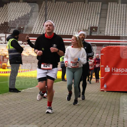 08.12.2024 - St. Pauli X-Mass-Run No. 14 Yannick Fuchs http://msf.ph/oto/7480645 08.12.2024 10:03:51 Ziel 330, 624, 1565, 1678, 1912, 1949, 2093, 2094, 2098, 2219, 2663, 2759, 2819, 2848, 2948, 2955, 3062, 3063, 3070, 3071, 3072, 3082, 3169, 3179, 3180 meine-sportfotos.de