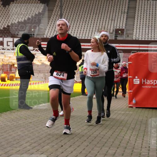 08.12.2024 - St. Pauli X-Mass-Run No. 14 Yannick Fuchs http://msf.ph/oto/7480648 08.12.2024 10:03:51 Ziel 330, 624, 1565, 1678, 1912, 1949, 2093, 2094, 2098, 2219, 2663, 2759, 2819, 2848, 2948, 2955, 3062, 3063, 3070, 3071, 3072, 3082, 3169, 3179, 3180 meine-sportfotos.de