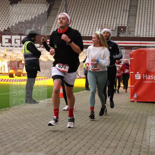 08.12.2024 - St. Pauli X-Mass-Run No. 14 Yannick Fuchs http://msf.ph/oto/7480651 08.12.2024 10:03:51 Ziel 330, 624, 1565, 1678, 1912, 1949, 2093, 2094, 2098, 2219, 2663, 2759, 2819, 2848, 2948, 2955, 3062, 3063, 3070, 3071, 3072, 3082, 3169, 3179, 3180 meine-sportfotos.de