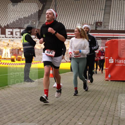 08.12.2024 - St. Pauli X-Mass-Run No. 14 Yannick Fuchs http://msf.ph/oto/7480656 08.12.2024 10:03:51 Ziel 330, 624, 1565, 1678, 1912, 1949, 2093, 2094, 2098, 2219, 2663, 2759, 2819, 2848, 2948, 2955, 3062, 3063, 3070, 3071, 3072, 3082, 3169, 3179, 3180 meine-sportfotos.de