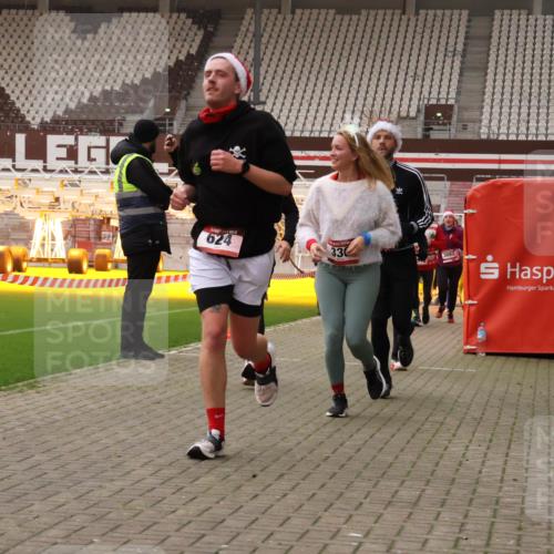 08.12.2024 - St. Pauli X-Mass-Run No. 14 Yannick Fuchs http://msf.ph/oto/7480659 08.12.2024 10:03:51 Ziel 330, 624, 1565, 1678, 1912, 1949, 2093, 2094, 2098, 2219, 2663, 2759, 2819, 2848, 2948, 2955, 3062, 3063, 3070, 3071, 3072, 3082, 3169, 3179, 3180 meine-sportfotos.de