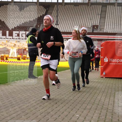 08.12.2024 - St. Pauli X-Mass-Run No. 14 Yannick Fuchs http://msf.ph/oto/7480663 08.12.2024 10:03:51 Ziel 330, 624, 1565, 1678, 1912, 1949, 2093, 2094, 2098, 2219, 2663, 2759, 2819, 2848, 2948, 2955, 3062, 3063, 3070, 3071, 3072, 3082, 3169, 3179, 3180 meine-sportfotos.de