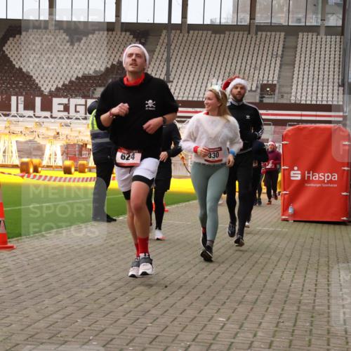 08.12.2024 - St. Pauli X-Mass-Run No. 14 Yannick Fuchs http://msf.ph/oto/7480669 08.12.2024 10:03:51 Ziel 330, 624, 1565, 1678, 1912, 1949, 2093, 2094, 2098, 2219, 2663, 2759, 2819, 2848, 2948, 2955, 3062, 3063, 3070, 3071, 3072, 3082, 3169, 3179, 3180 meine-sportfotos.de