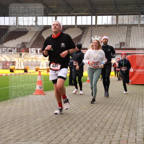 08.12.2024 - St. Pauli X-Mass-Run No. 14 Yannick Fuchs http://msf.ph/oto/7480679 08.12.2024 10:03:52 Ziel 330, 624, 1565, 1678, 1912, 1949, 2093, 2094, 2098, 2219, 2663, 2759, 2819, 2848, 2948, 2955, 3062, 3063, 3070, 3071, 3072, 3082, 3169, 3179, 3180 meine-sportfotos.de