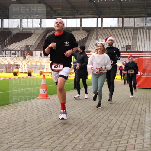 08.12.2024 - St. Pauli X-Mass-Run No. 14 Yannick Fuchs http://msf.ph/oto/7480682 08.12.2024 10:03:52 Ziel 330, 624, 1565, 1678, 1912, 1949, 2093, 2094, 2098, 2219, 2663, 2759, 2819, 2848, 2948, 2955, 3062, 3063, 3070, 3071, 3072, 3082, 3169, 3179, 3180 meine-sportfotos.de