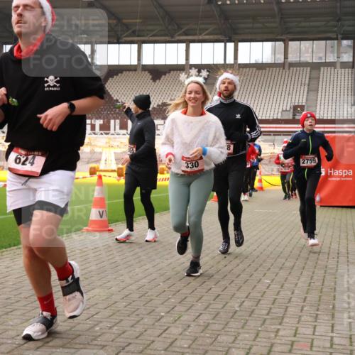 08.12.2024 - St. Pauli X-Mass-Run No. 14 Yannick Fuchs http://msf.ph/oto/7480686 08.12.2024 10:03:53 Ziel 330, 624, 1565, 1678, 1788, 1912, 2093, 2094, 2098, 2219, 2663, 2759, 2819, 2848, 2933, 2948, 2955, 3062, 3063, 3070, 3071, 3072, 3082, 3169, 3179, 3180 meine-sportfotos.de