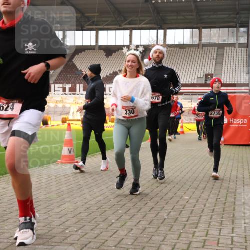 08.12.2024 - St. Pauli X-Mass-Run No. 14 Yannick Fuchs http://msf.ph/oto/7480689 08.12.2024 10:03:53 Ziel 330, 624, 1565, 1678, 1788, 1912, 2093, 2094, 2098, 2219, 2663, 2759, 2819, 2848, 2933, 2948, 2955, 3062, 3063, 3070, 3071, 3072, 3082, 3169, 3179, 3180 meine-sportfotos.de
