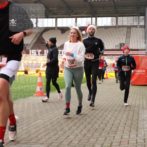 08.12.2024 - St. Pauli X-Mass-Run No. 14 Yannick Fuchs http://msf.ph/oto/7480692 08.12.2024 10:03:53 Ziel 330, 624, 1565, 1678, 1788, 1912, 2093, 2094, 2098, 2219, 2663, 2759, 2819, 2848, 2933, 2948, 2955, 3062, 3063, 3070, 3071, 3072, 3082, 3169, 3179, 3180 meine-sportfotos.de