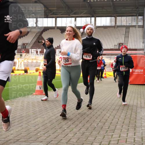 08.12.2024 - St. Pauli X-Mass-Run No. 14 Yannick Fuchs http://msf.ph/oto/7480696 08.12.2024 10:03:53 Ziel 330, 624, 1565, 1678, 1788, 1912, 2093, 2094, 2098, 2219, 2663, 2759, 2819, 2848, 2933, 2948, 2955, 3062, 3063, 3070, 3071, 3072, 3082, 3169, 3179, 3180 meine-sportfotos.de