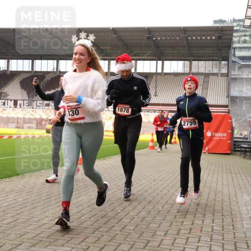 08.12.2024 - St. Pauli X-Mass-Run No. 14 Yannick Fuchs http://msf.ph/oto/7480699 08.12.2024 10:03:54 Ziel 330, 624, 1565, 1678, 1788, 1870, 2093, 2094, 2098, 2219, 2663, 2759, 2819, 2848, 2933, 2948, 2955, 3062, 3063, 3070, 3071, 3082, 3169, 3179, 3180 meine-sportfotos.de