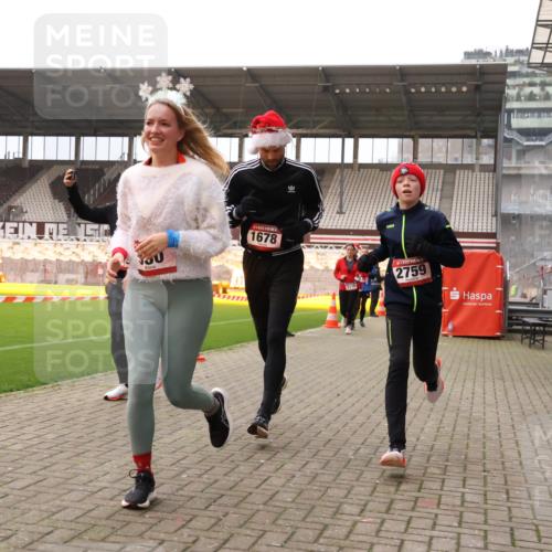 08.12.2024 - St. Pauli X-Mass-Run No. 14 Yannick Fuchs http://msf.ph/oto/7480703 08.12.2024 10:03:54 Ziel 330, 624, 1565, 1678, 1788, 1870, 2093, 2094, 2098, 2219, 2663, 2759, 2819, 2848, 2933, 2948, 2955, 3062, 3063, 3070, 3071, 3082, 3169, 3179, 3180 meine-sportfotos.de