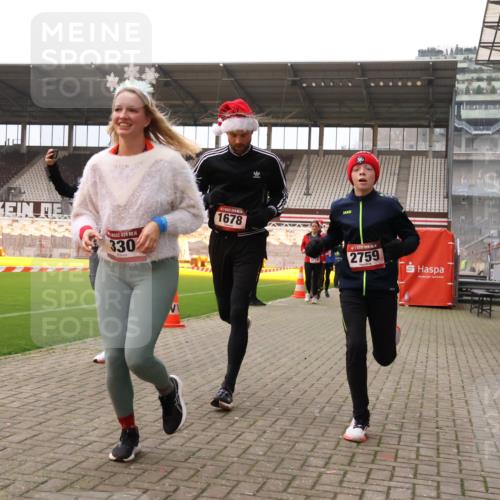 08.12.2024 - St. Pauli X-Mass-Run No. 14 Yannick Fuchs http://msf.ph/oto/7480708 08.12.2024 10:03:54 Ziel 330, 624, 1565, 1678, 1788, 1870, 2093, 2094, 2098, 2219, 2663, 2759, 2819, 2848, 2933, 2948, 2955, 3062, 3063, 3070, 3071, 3082, 3169, 3179, 3180 meine-sportfotos.de
