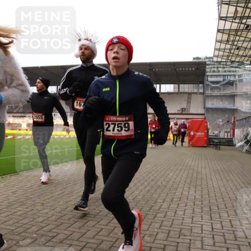 08.12.2024 - St. Pauli X-Mass-Run No. 14 Yannick Fuchs http://msf.ph/oto/7480709 08.12.2024 10:03:54 Ziel 330, 624, 1565, 1678, 1788, 1870, 2093, 2094, 2098, 2219, 2663, 2759, 2819, 2848, 2933, 2948, 2955, 3062, 3063, 3070, 3071, 3082, 3169, 3179, 3180 meine-sportfotos.de