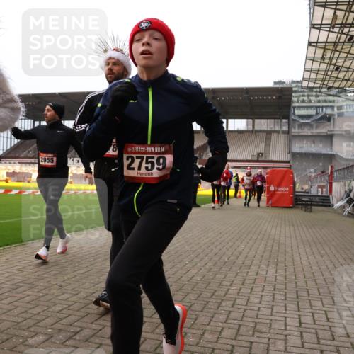 08.12.2024 - St. Pauli X-Mass-Run No. 14 Yannick Fuchs http://msf.ph/oto/7480712 08.12.2024 10:03:54 Ziel 330, 624, 1565, 1678, 1788, 1870, 2093, 2094, 2098, 2219, 2663, 2759, 2819, 2848, 2933, 2948, 2955, 3062, 3063, 3070, 3071, 3082, 3169, 3179, 3180 meine-sportfotos.de