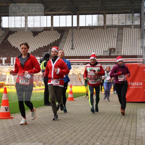 08.12.2024 - St. Pauli X-Mass-Run No. 14 Yannick Fuchs http://msf.ph/oto/7480732 08.12.2024 10:03:57 Ziel 330, 624, 815, 1565, 1678, 1788, 1870, 2094, 2219, 2663, 2759, 2819, 2848, 2933, 2948, 2955, 3062, 3063, 3071, 3082, 3169, 3179, 3180 meine-sportfotos.de