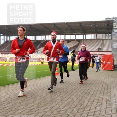 08.12.2024 - St. Pauli X-Mass-Run No. 14 Yannick Fuchs http://msf.ph/oto/7480757 08.12.2024 10:03:59 Ziel 330, 624, 815, 1565, 1678, 1788, 1870, 2219, 2759, 2819, 2933, 2948, 2955, 3071, 3082, 3169, 3179, 3180 meine-sportfotos.de