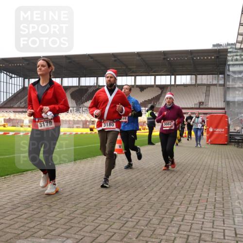 08.12.2024 - St. Pauli X-Mass-Run No. 14 Yannick Fuchs http://msf.ph/oto/7480760 08.12.2024 10:03:59 Ziel 330, 624, 815, 1565, 1678, 1788, 1870, 2219, 2759, 2819, 2933, 2948, 2955, 3071, 3082, 3169, 3179, 3180 meine-sportfotos.de